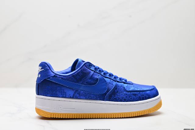 真标耐克Nike Air Force 1’07空军一号低帮百搭休闲运动板鞋。柔软、弹性十足的缓震性能和出色的中底设计，横跨复古与现代的外型结合，造就出风靡全球三