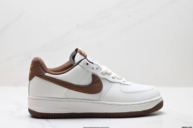 真标耐克Nike Air Force 1’07空军一号低帮百搭休闲运动板鞋。柔软、弹性十足的缓震性能和出色的中底设计，横跨复古与现代的外型结合，造就出风靡全球三
