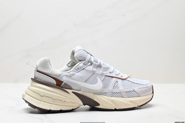 真标耐克Nike V2K Run跑步鞋复古风潮 网面透气运动鞋 灰银紧致的鞋面材质提供良好的包裹性鞋侧 Swoosh以及鞋头部分搭配增添不少亮点的镀铬细节鞋垫上