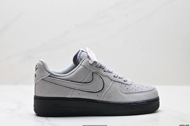 真标耐克Nike Air Force 1’07空军一号低帮百搭休闲运动板鞋。柔软、弹性十足的缓震性能和出色的中底设计，横跨复古与现代的外型结合，造就出风靡全球三