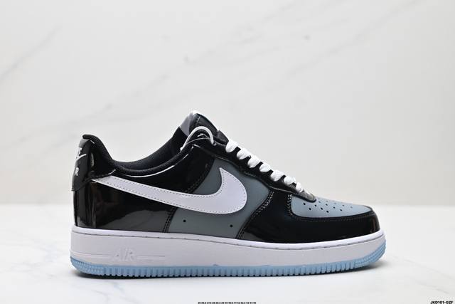 公司级耐克Nike Air Force 1‘07 空军一号低帮百搭休闲运动板鞋。柔软、弹性十足的缓震性能和出色的中底设计，横跨复古与现代的外型结合，造就出风靡全