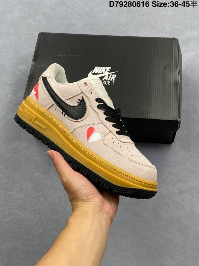 真标耐克Nike Air Force 1“07空军一号低帮百搭休闲运动板鞋。柔软、弹性十足的缓震性能和出色的中底设计，横跨复古与现代的外型结合，造就出风靡全球三