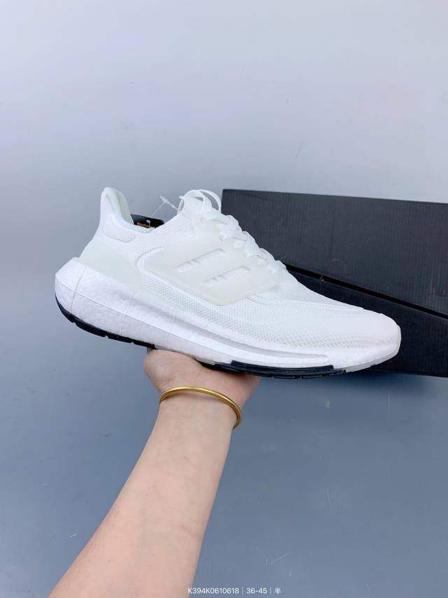 Ad Ultra Boost Ub 系列低帮袜套式针织透气缓震休闲运动慢跑鞋 历经10年不断创新以科技重塑跑步推出全新超轻新科技跑鞋 力求为跑步添活力 搭载Li
