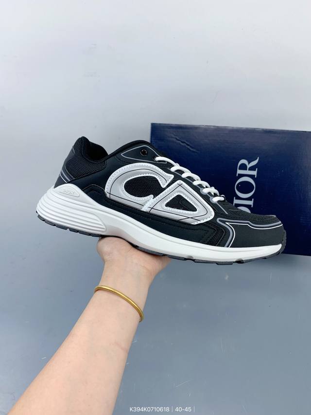 Dior 22Ss B30 运动鞋，以现代线条和科技面料打造灵动休闲格调。迪奥品牌大使王俊凯 动感演绎全新B30运动鞋，步履生风。 Size：如图 编码：K39