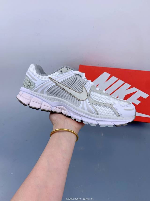 Nike 耐克新款 Zoom Vomero 5 运动鞋休闲训练跑步鞋。Nike Zoom Vomero 5 男女子运动鞋妥帖包覆足部，提供透气支撑效果。耐穿材料