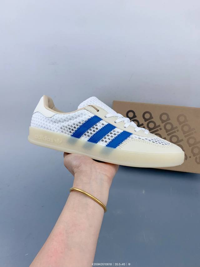 公司级Adidas Originals Gazelle 此款鞋延续了橡胶外底和经典款式的传统。全新的网格布和标志性的3条纹采用明亮的对比色，为久经考验的外观带来