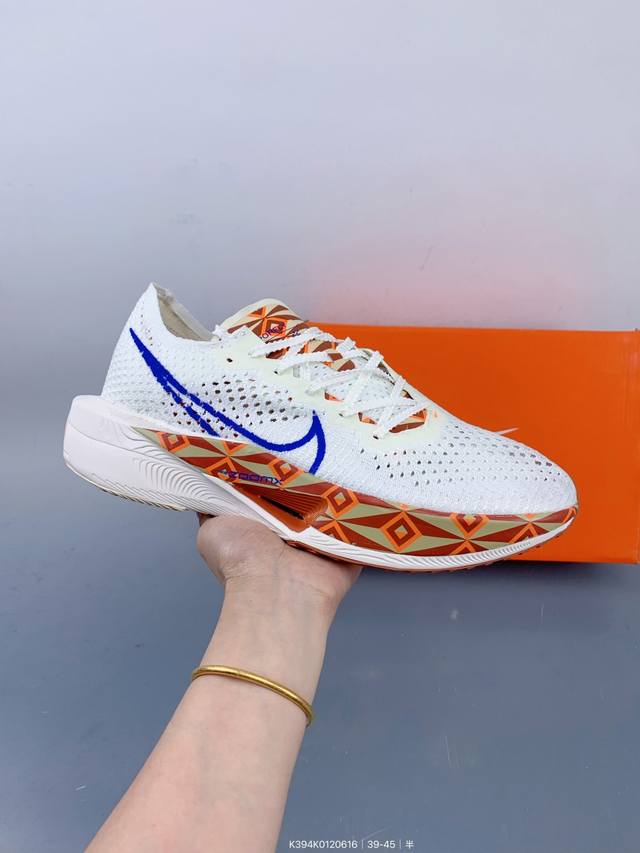 Zoomx Ultrafly Trail 越野竞速跑步鞋 训练鞋 男女同款运动鞋。这款越野竞速跑步鞋将竞速设计与优质性能巧妙结合，助你彰显个人风采。缔造出众表现