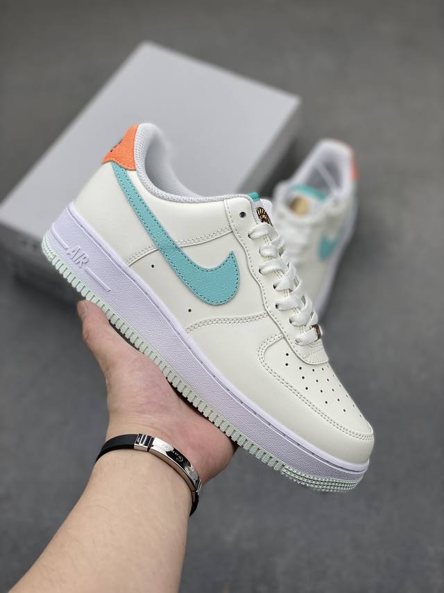 工厂P套现 福利特价 原本地200版本 耐克Nike Air Force 1 Low 空军一号低帮百搭休闲运动板鞋。柔软、弹性十足的缓震性能和出色的中底设计，横