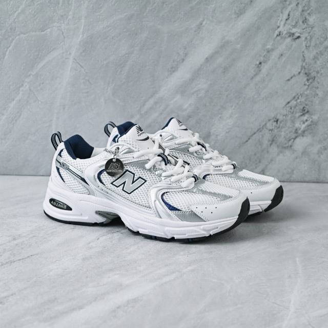 M版特价 福利 新款首发100 New Balance 530 复古跑鞋 头层版本 区分市面其他版本 这双鞋确实是Nb家经典复古款式之一，以全新科技诠释，成功打