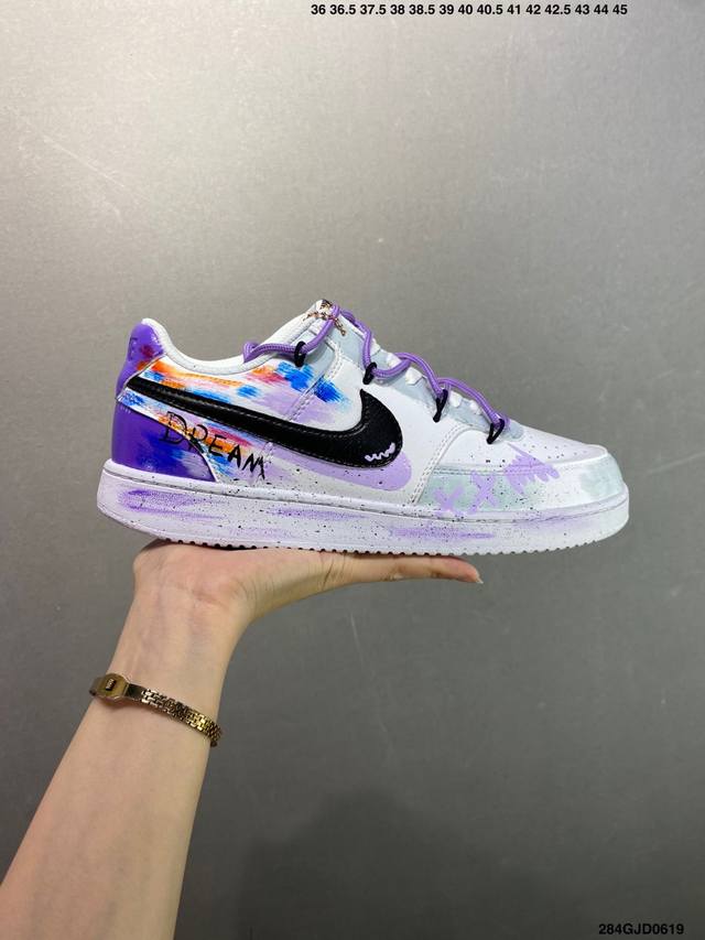 公司级Nike Court Vision 1 Low“幻影十字架” 手绘涂鸦定制板鞋 幻影十字架常作为一种印花图案出现，具有独特的视觉效果。将幻影十字架与梵文、