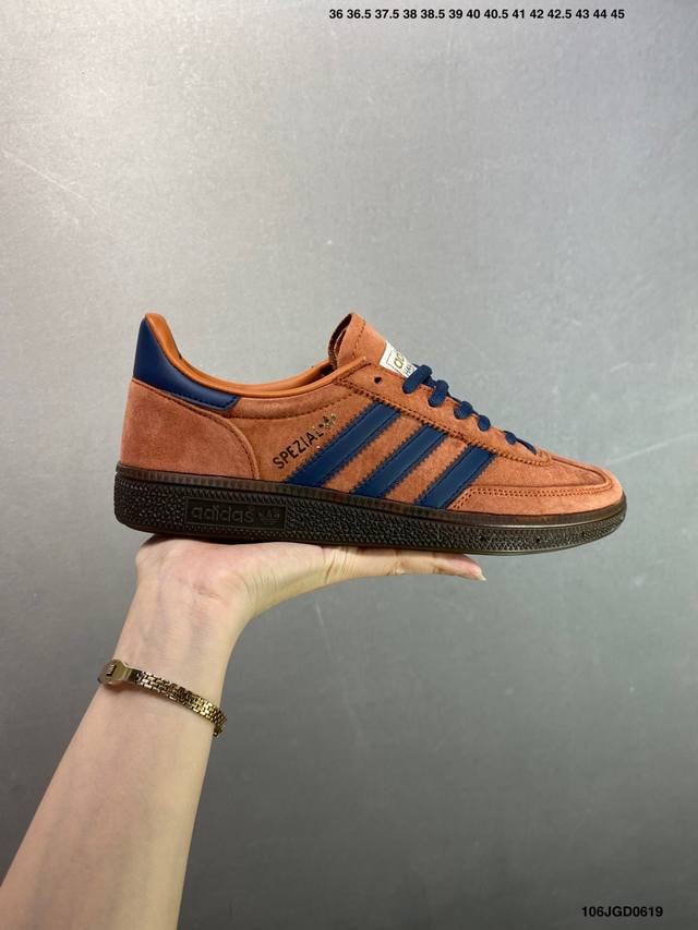 Adidas Handball Spezial 公司级 阿迪达斯经典款 复古休闲板鞋 #全鞋采用反毛皮制作 牛筋耐磨大底 承载青春情怀的板鞋 经典三条杠装饰鞋侧