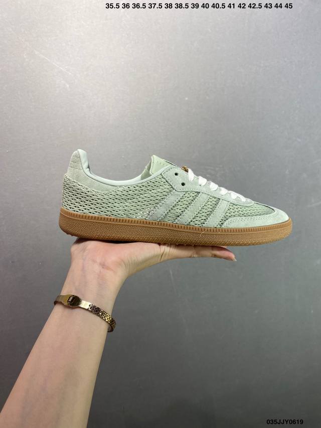 Adidas Originals Samba Og 绿黄色 此款鞋延续了橡胶外底和经典款式的传统。全新的网格布和标志性的3条纹采用明亮的对比色，为久经考验的外观
