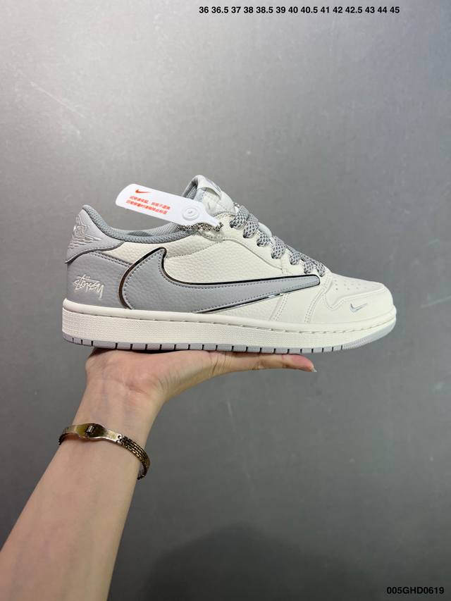 公司级Stussy X Air Jordan 1 Low 白蓝银 此款主张打破传统的工业化流水线设计限制，以Made By Ideas的超级创意为理念，集结众多