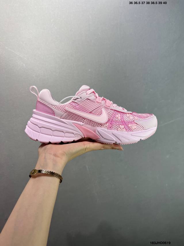 公司级Nike V2K Run跑步鞋复古风潮 网面透气运动鞋 灰银紧致的鞋面材质提供良好的包裹性鞋侧 Swoosh以及鞋头部分搭配增添不少亮点的镀铬细节鞋垫上印