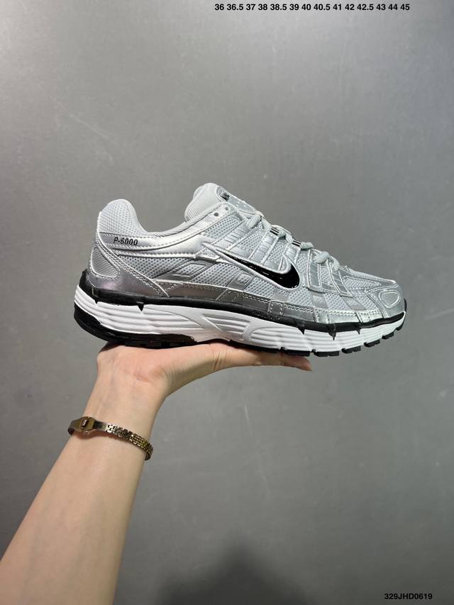 公司级耐克Nike P-6000 跑鞋内外侧都用了红色的钩子，采用透气材料，搭配匠心覆面，再现千禧年代的跑鞋风格，塑就大气外观。鞋款秉承 Nike Pegasu