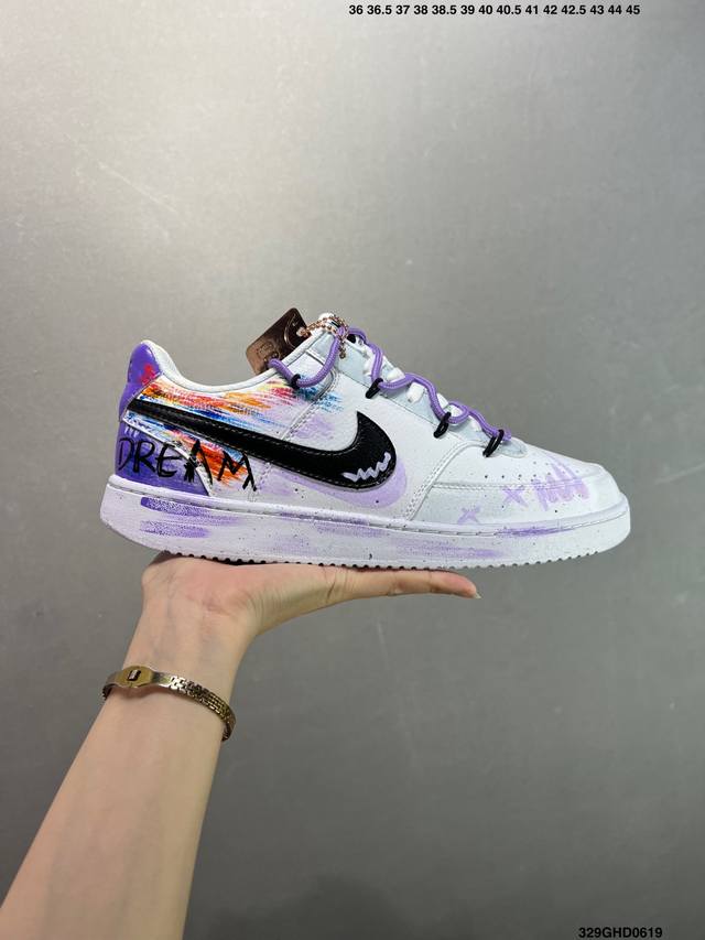 公司级Nike Court Vision 1 Low“幻影十字架” 手绘涂鸦定制板鞋 幻影十字架常作为一种印花图案出现，具有独特的视觉效果。将幻影十字架与梵文、