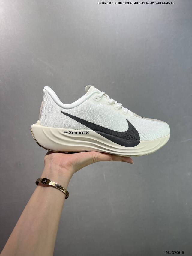 Nk Zoom Pegasus Plus 超级飞马涡轮增压马拉松慢跑鞋 Fq7262 在设计上延续了原版鞋款的经典风格，向 Pegasus Turbo 致敬。鞋