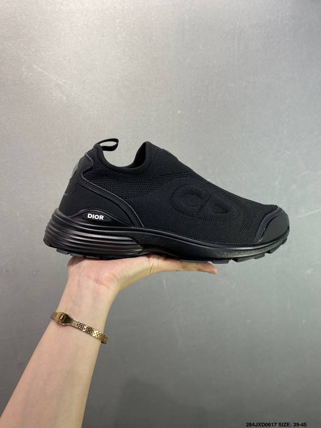 公司级Dior 迪奥网眼织物低帮运动休闲鞋 该款系列采用黑网色眼织物白和色科技料面精心制 作图形标志 外格轻盈的刻雕效果橡胶鞋搭底配标志性点的缀提升格调 内弹部