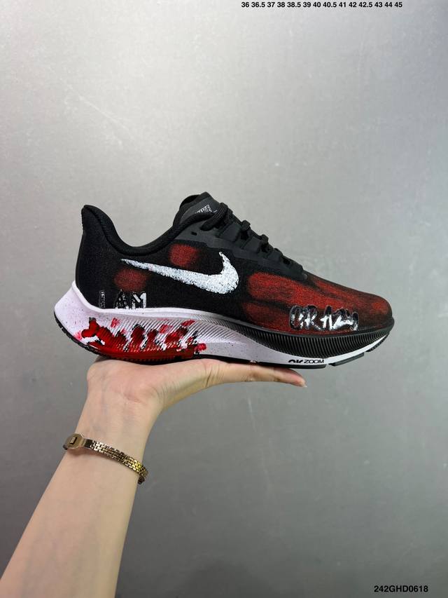 公司级耐克Nike Zoom Pegasus 42登月超轻网面透气跑步鞋 采用透气网眼鞋面搭配外翻式鞋口，为脚跟区域营造出色舒适度，而在鞋底部分，搭载全掌型Zo