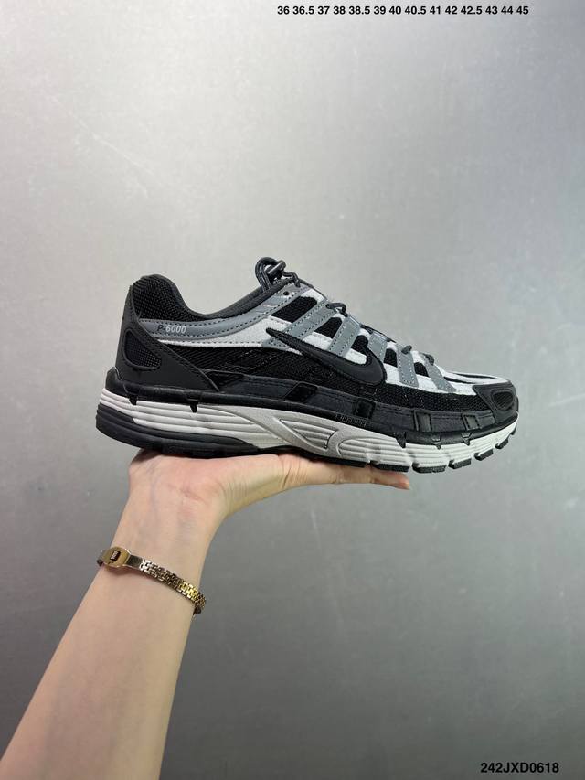 公司级耐克Nike P-6000 跑鞋内外侧都用了红色的钩子，采用透气材料，搭配匠心覆面，再现千禧年代的跑鞋风格，塑就大气外观。鞋款秉承 Nike Pegasu