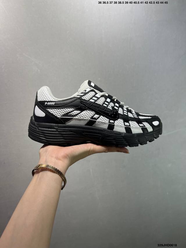 公司级耐克Nike P-6000 跑鞋内外侧都用了红色的钩子，采用透气材料，搭配匠心覆面，再现千禧年代的跑鞋风格，塑就大气外观。鞋款秉承 Nike Pegasu