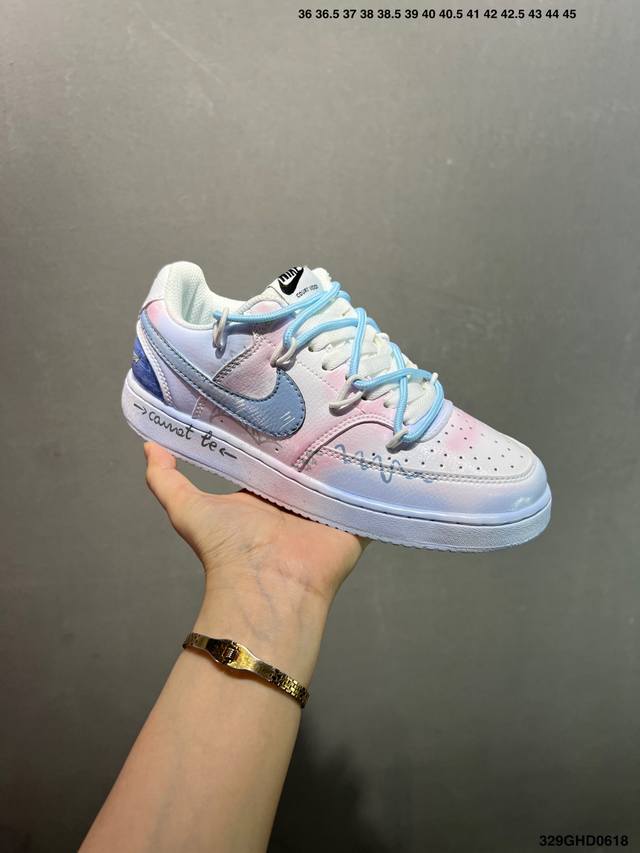 核心私 公司级Nike Court Vision 1 Low“幻影十字架” 手绘涂鸦定制板鞋 幻影十字架常作为一种印花图案出现，具有独特的视觉效果。将幻影十字架