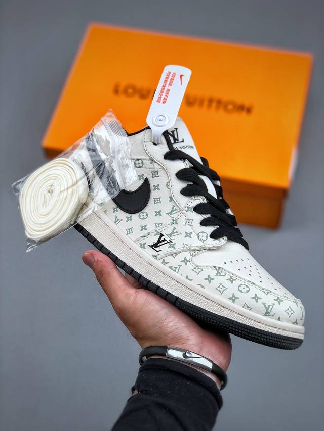 6.18福利特价 Nike Jordan Air Jordan 1“Lv联名 黑牛仔印花” 高端定制 低帮 复古 减震 防滑 耐磨 篮球鞋 定制鞋盒 大厂纯原品