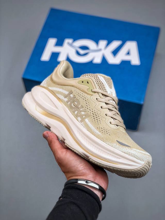 Hoka M Bondi 9全新配色 这个品牌来自于新西兰的毛利语，Hoka表示大地，One One表示飞越，连起来就是飞越地平线，One One不是读作“万万
