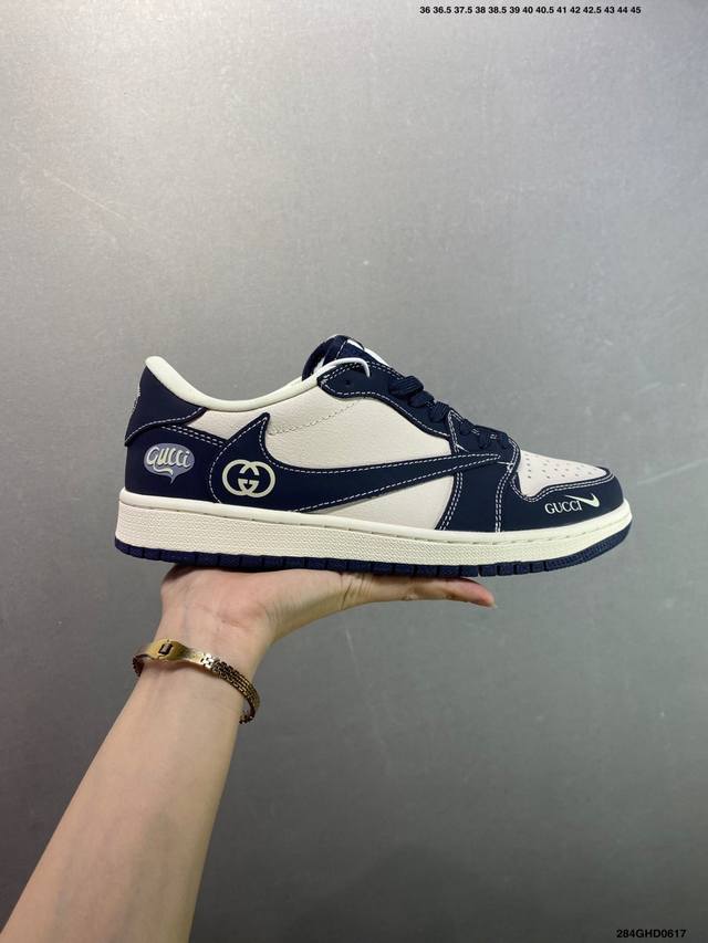 公司级Fragment X Travis Scott X Dior Air Jordan 1 Low 三方联名倒钩 全新的三方联名低帮倒钩鞋面延续了黑脚趾设计，