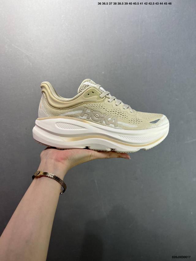 公司级Hoka M Bondi 9 轻盈跑鞋 这个品牌来自于新西兰的毛利语，Hoka表示大地，One One表示飞越，连起来就是飞越地平线，One One不是读