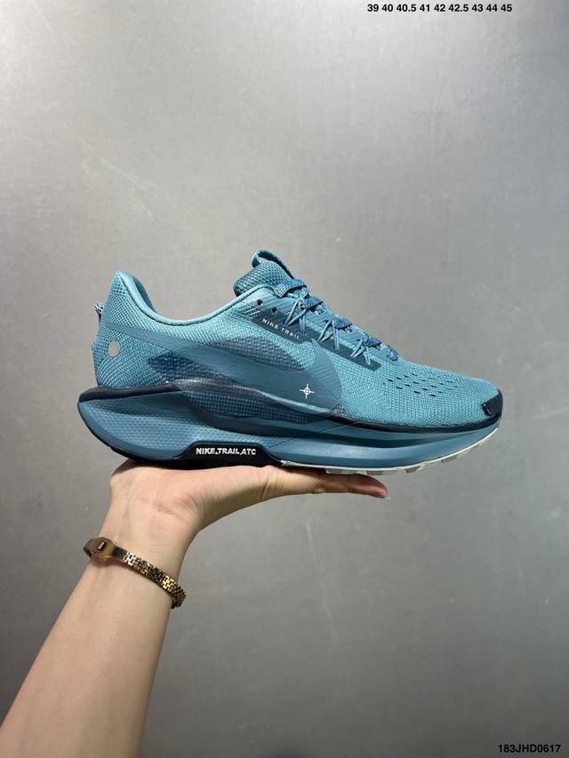 公司级Nike Reactx Pegasus Trail 5 Next Nature 越野跑步鞋 登月兼顾迅疾外观和稳固脚感 后跟覆面和中足动态支撑巧妙融合 缔