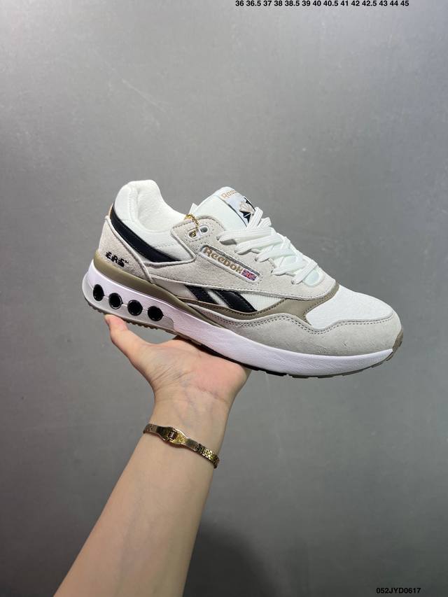 公司级Reebok Club C Bulc 锐步复古潮流街头低帮休闲板鞋 经典的复古鞋头设计 给双脚提供更宽裕的活动空间 鞋面采用流畅的线条设计 穿脱方便的同时