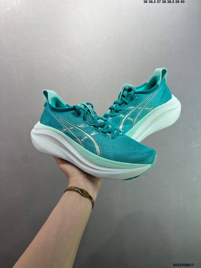 公司级Asics 亚瑟士Gel-Nimbus 27稳定跑鞋鞋面采用双层提花网面设计，提高包裹性和透气性，后跟搭载稳定系统科技T-Gel提升整体支撑力和结构感，减