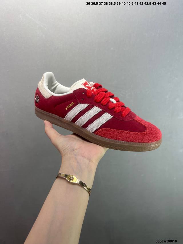 公司级 Ad Originals Samba Og 米紫色 桑巴训练鞋 鞋是一款永恒的训练偶像，这款桑巴鞋展示了高质量的工艺，带有装饰的超锁缝制和无缝的手感。柔