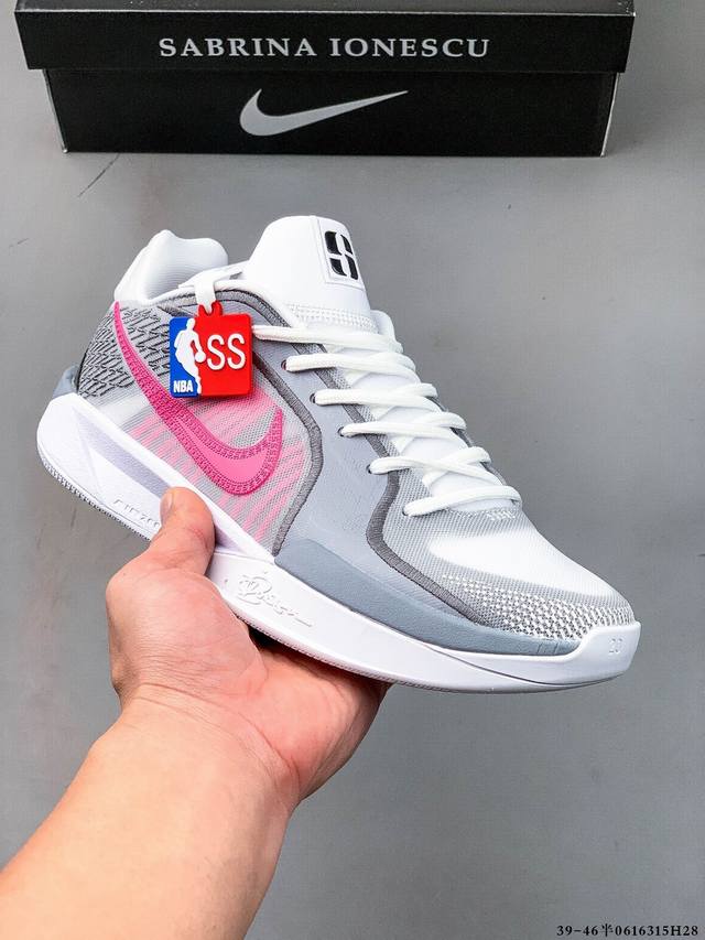 Nike Sabrina 2’Colour Vision‘ Ep 耐克 低帮 篮球鞋 - 外观时尚：鞋身设计与科比5代相似，带有珠光炫彩效果的钩子，精致美观，紫