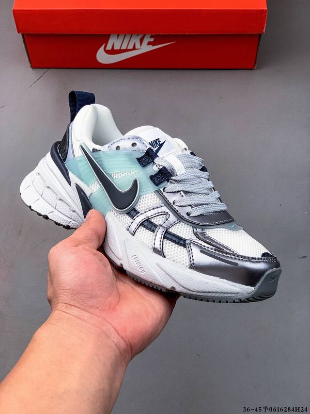 耐克Nike V2K Run新款百搭休闲跑步鞋 复古风潮 网面透气 紧致的鞋面材质提供良好的包裹性 鞋侧 Swoosh以及鞋头部分搭配增添不少亮点的镀铬细节 鞋