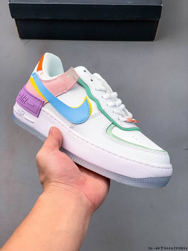 集图 Nike 耐克 Air Force 1 Shadow 拼接马卡龙 侧身 Swoosh 采用叠加形的式呈现，同时跟后也将标志性 “Air” 字叠样加配搭丰色