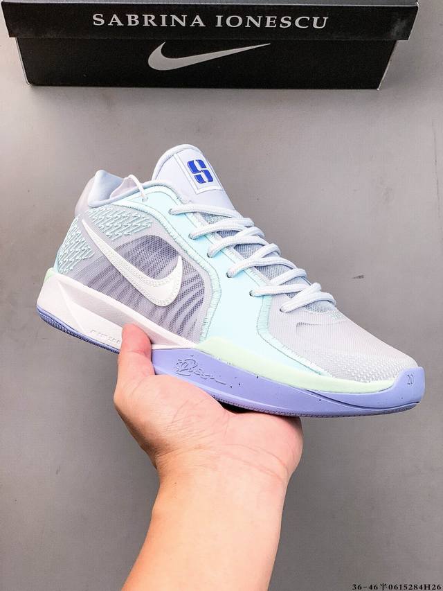 集图 Nike Sabrina 2’Colour Vision‘ Ep 耐克 低帮 篮球鞋 - 外观时尚：鞋身设计与科比5代相似，带有珠光炫彩效果的钩子，精致美