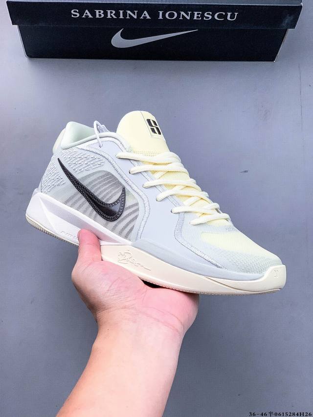 Nike Sabrina 2’Colour Vision‘ Ep 耐克 低帮 篮球鞋 - 外观时尚：鞋身设计与科比5代相似，带有珠光炫彩效果的钩子，精致美观，紫