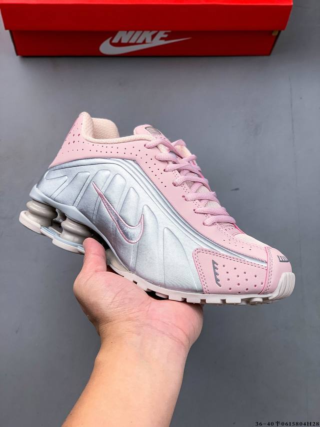 公司级！Nike Shox R4系列 耐克 低帮运动休闲气垫运动鞋 Nike Shox R4男子气柱运动鞋是21世纪早期经典款的焕新鞋款，沿用其未来感设计线条和