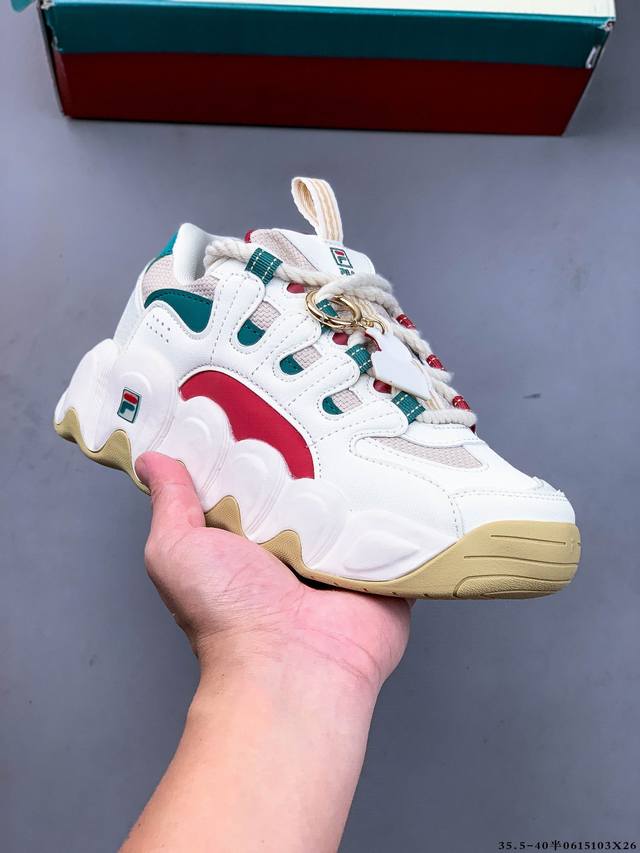 高圆圆同款 Fila 斐乐可颂面包鞋老爹鞋 这双传说中的可颂面包鞋，其灵感就是来自意式可颂面包造型，一双由设计师手工匠心捏造，生动形象模拟了酥皮纹路，跟可颂放在