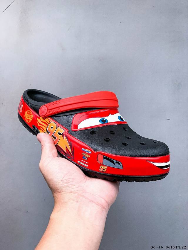 Crocs × Cars 2025联名系列！ 当闪电麦昆再次驶上潮流主场 Crocs 不再只是一双鞋，它成了速度与童年的隐喻。2025 年春夏，Crocs 与