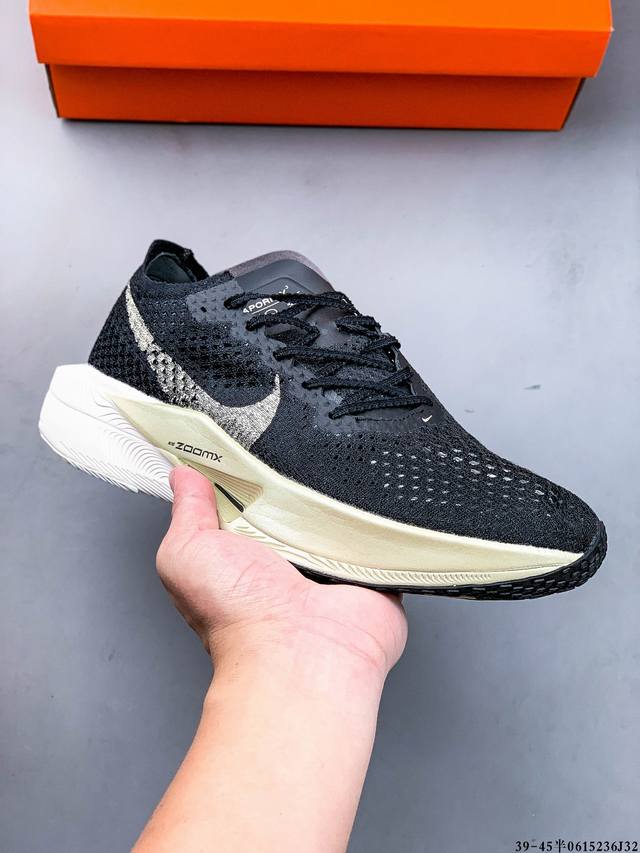 集图 公司级！耐克Nike Zoomx Vaporfly Next% 轻质马拉松运动跑鞋。利用各种大数据打造鞋底，创造了一种全新的轻质材料，并在保持鞋子重量不变