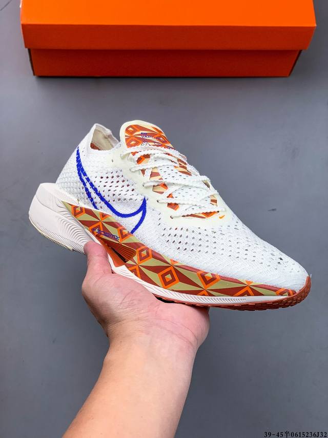公司级！耐克Nike Zoomx Vaporfly Next% 轻质马拉松运动跑鞋。利用各种大数据打造鞋底，创造了一种全新的轻质材料，并在保持鞋子重量不变的情况