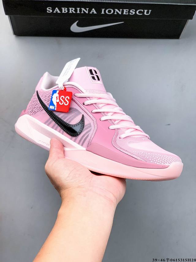 Nike Sabrina 2’Colour Vision‘ Ep 耐克 低帮 篮球鞋 - 外观时尚：鞋身设计与科比5代相似，带有珠光炫彩效果的钩子，精致美观，紫
