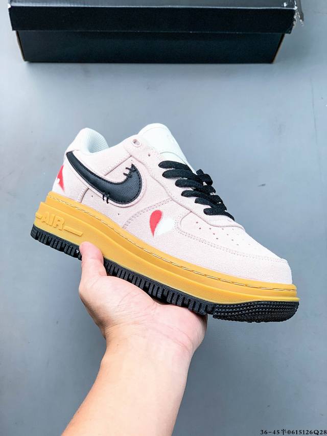 空军一号Nike Air Force 1 Gtx Boot 正式发布，以简洁的层次、大胆的细节以及恰到好处的反光细节,让Og篮球款型闪耀冬季街头。Gore-Te