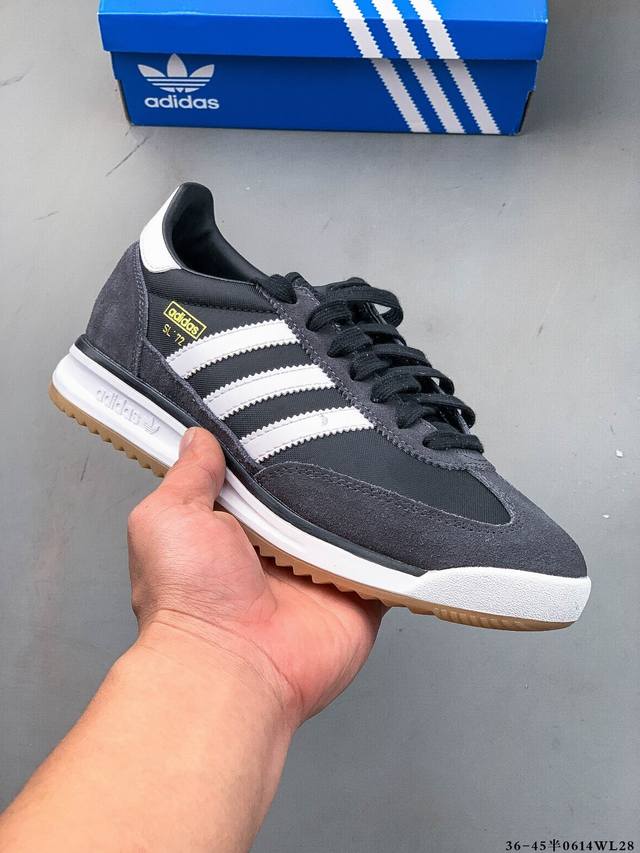 阿迪达斯Adidas Sl 72 Rs 全新重置版本，将这款复古鞋型用尼龙材质呈现，最终拼接麂皮材质，让该鞋型上脚既有舒适透气性又有满满的复古质感 0614Wl