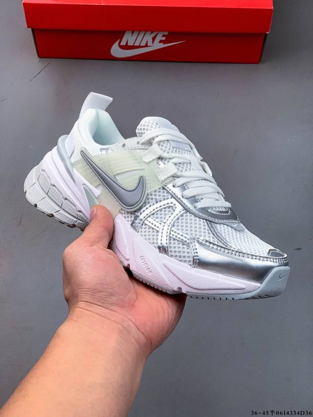 集图 公司级！耐克Nike V2K Run新款百搭休闲跑步鞋 复古风潮 网面透气 紧致的鞋面材质提供良好的包裹性 鞋侧 Swoosh以及鞋头部分搭配增添不少亮点