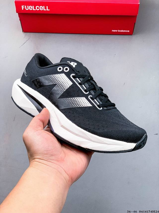 集图 New Balance Fuelcell Rebel V4 轻量透气训练慢跑鞋！Fantomfit工程网眼鞋面带来更轻薄、贴合的穿着体验轻！升级Pebaf
