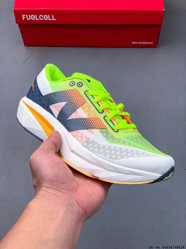 New Balance Fuelcell Rebel V4 轻量透气训练慢跑鞋！Fantomfit工程网眼鞋面带来更轻薄、贴合的穿着体验轻！升级Pebafuel